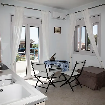 Romanos Xi * Xi Beach